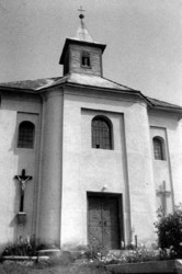 Obnovený kostol sv. Martina v Drienovci na fotografii z roku 1946