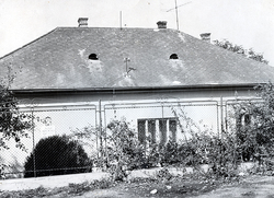 Budova základnej školy v Herľanoch