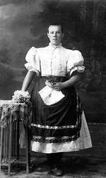 Žena z obce Slančík oblečená v kroji
