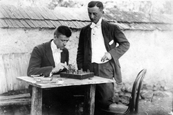 Dvaja muži hrajúci šach