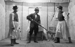 Fotografia z prelomu štyridsiatych a päťdesiatych rokov 20. storočia zachytávajúca scénu z divadelnej hry Csikós čiže Koniari