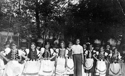 Drienovský folklórny súbor Kerek perec (Okrúhly praclík) na fotografii z roku 1939