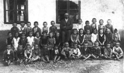 Žiaci školy v Drienovci a ich učiteľ Mihály