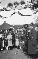 Slavobrána vítajúca maďarských vojakov v Drienovci