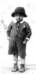 Malý chlapec z Ďurkova s klobúkom