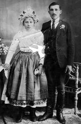 Ženích a nevesta z Ďurkova na fotografii z roku 1923