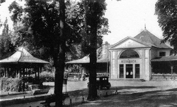 Reštauračná budova a altánok v päťdesiatych rokoch 20. storočia