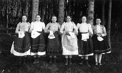 Ženy z Košického Klečenova vo sviatočnom oblečení