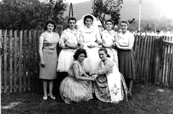 Skupinu žien s nevestou na fotografii z roku 1961