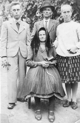 Dve generácie jednej rodiny z Kalše na fotografii z roku 1939