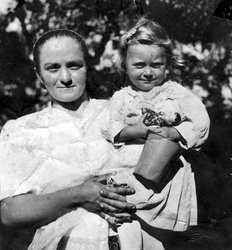 Matka s dcérou na fotografii z roku 1948