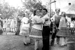 Fotografia z dedinskej tanečnej zábavy v Kalši