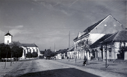 Centrum Moldavy nad Bodvou s kostolom a mestským hotelom