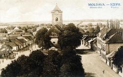 Centrum Moldavy nad Bodvou s kostolom reformovanej cirkvi uprostred