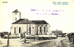 Pohľadnica zo začiatku 20. storočia s rímskokatolíckym kostolom sv. Ducha v centre Moldavy nad Bodvou
