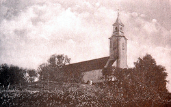 Kostol sv. Mikuláša na pohľadnici z dvadsiatych až tridsiatych rokov 20. storočia