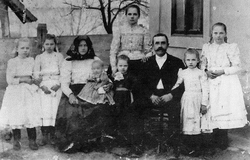 Rodina z Nižného Lánca v dvadsiatych alebo v tridsiatych rokoch 20. storočia