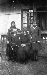 Rodina z Nižného Lánca koncom v štyridsiatych rokoch 20. storočia