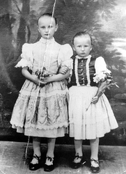 Dve sestry z Rozhanoviec vo sviatočnom oblečení