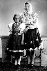Matku s dcérou v typickom vidieckom oblečení
