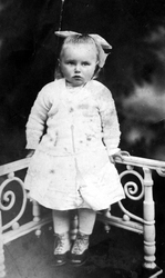 Ateliérová fotka malého dievčatka z Rozhanoviec
