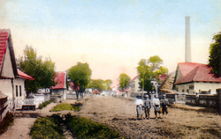 Ručne kolorovaná fotografia časti Sene spred roku 1916 s komínom liehovaru