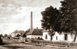 Fotografia časti Sene spred roku 1925 s komínom liehovaru