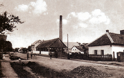 Fotografia časti Sene spred roku 1933 s komínom liehovaru