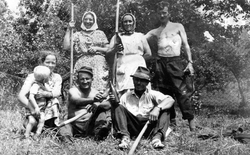 Obyvatelia Slančíka v prestávke počas kosenia a hrabania sena