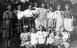 Školopovinné dievčatá z obce Slančík