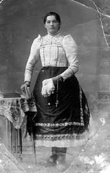 Žena z obce Slančík oblečená v kroji