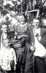 Rodina zo Slanca pri zbere čerešní