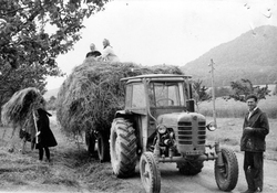 Traktor Z-25 s vlečkou z majetku JRD v Slanskej huti