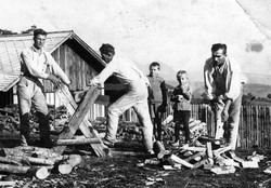 Muži zo Slanskej Huty pri pílení dreva