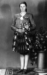 Mladá žena v šatách, ktoré boli typické pre vidiecku módu daného obdobia