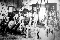 Fotografia z roku 1911 alebo 1912 zachytávajúca brusičov Wlaszlovitsovej fabriky na výrobu nožov a šablí