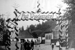 Brána na konci Štósu s nápisom: Auf Wiedersehn