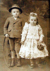 Chalpec a dievča na fotografii z roku 1929