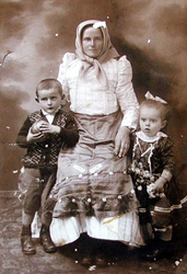 Matka s deťmi na fotografii z roku 1929