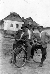 Traja muži s bicyklom vo Výšnej Myšli