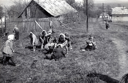 Dievčatá počas jarného upratovania obce