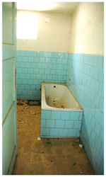 Zdevastovaný interiér vaňových kúpeľov