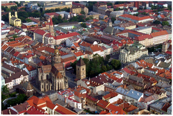 Pohľad z vtáčej perspektívy - vedľa seba stojí Kaplnka sv. Michala, Dóm sv. Alžbety, Urbanova veža a Štátne divadlo