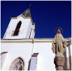 Detail sochy a veža kostola sv. Ducha v Moldave nad Bodvou