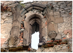 Slanský hrad - gotický lomený oblúk okna niekdajšej kaplnky