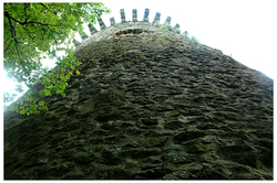 Slanský hrad - pohľad zdola na hradnú vežu
