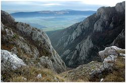 Zádielska dolina ohraničuje planinu Horný vrch z východu