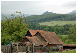 V obci Slančík - v pozadí silueta hradu Slanec